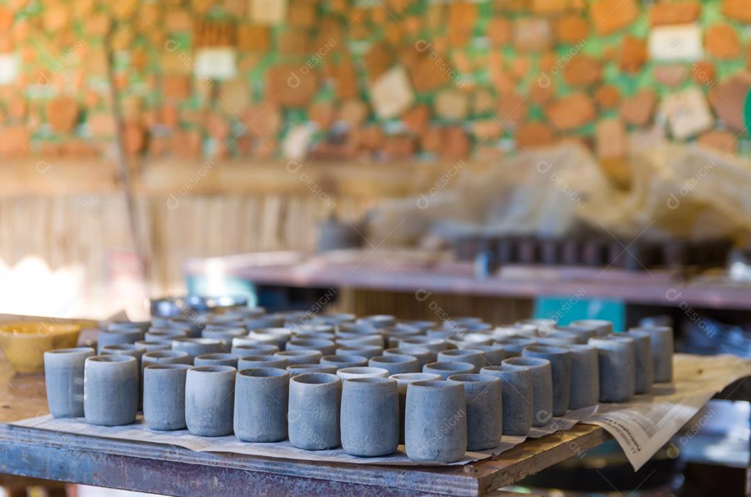 Ferramentas na bancada para esculpir em argila