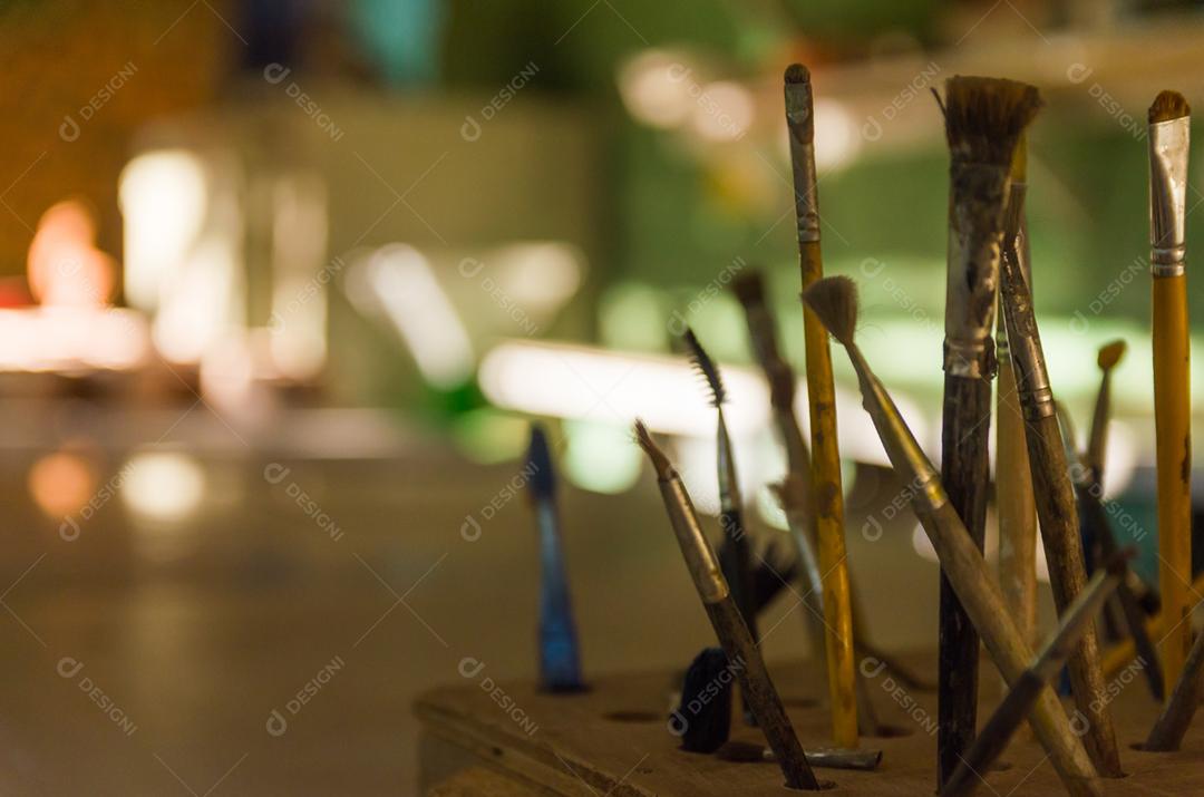 Ferramentas na bancada para esculpir em argila