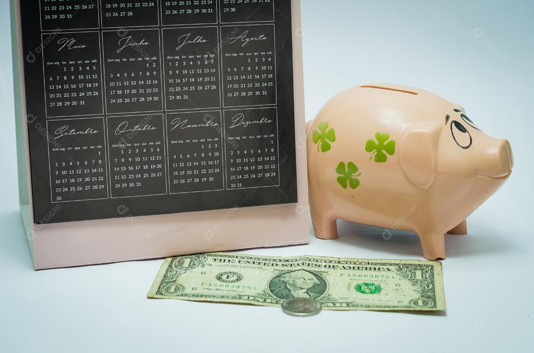 Grande conceito de economia, calendário, cofrinho, notas de dinheiro do dólar americano.