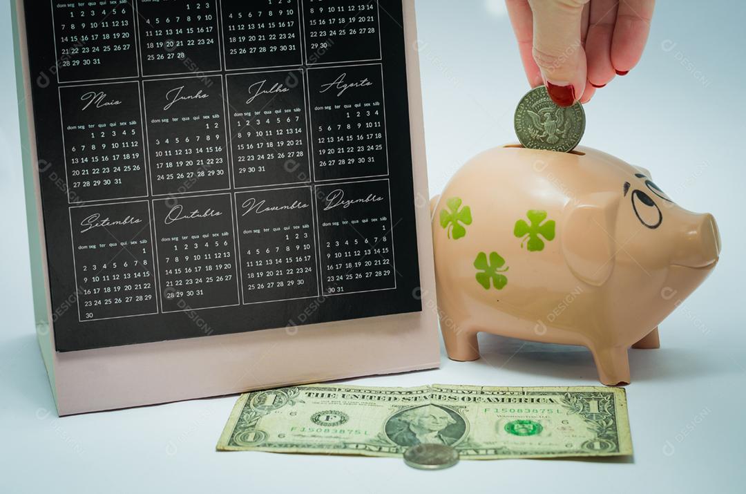 Grande conceito de economia, calendário, cofrinho, notas de dinheiro do dólar americano.