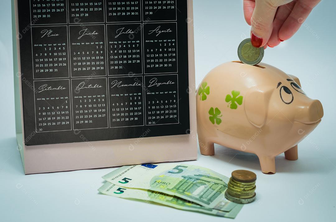 Grande conceito de economia, calendário, cofrinho, notas de dinheiro do Euro.