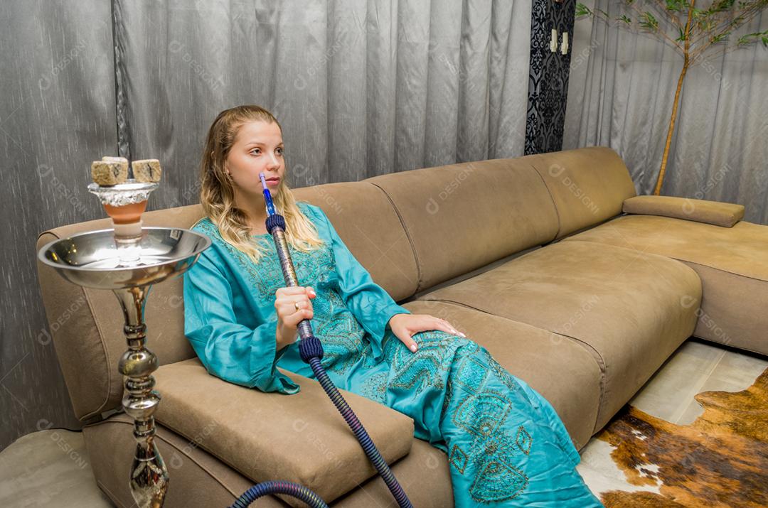 Mulher fumando cachimbo de água tradicional (Narguile, Shisha, Chicha, Arguile), equipamento