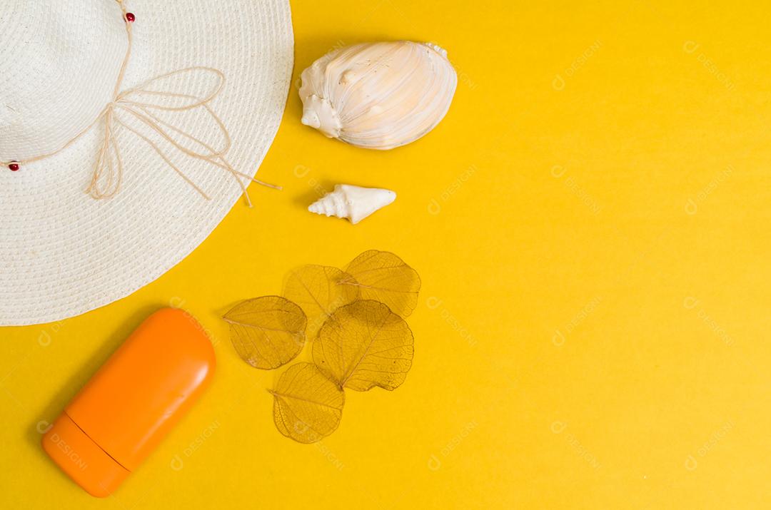 Acessórios de praia em fundo amarelo, itens de férias e viagens, vista superior, knolling, Conceito de férias.