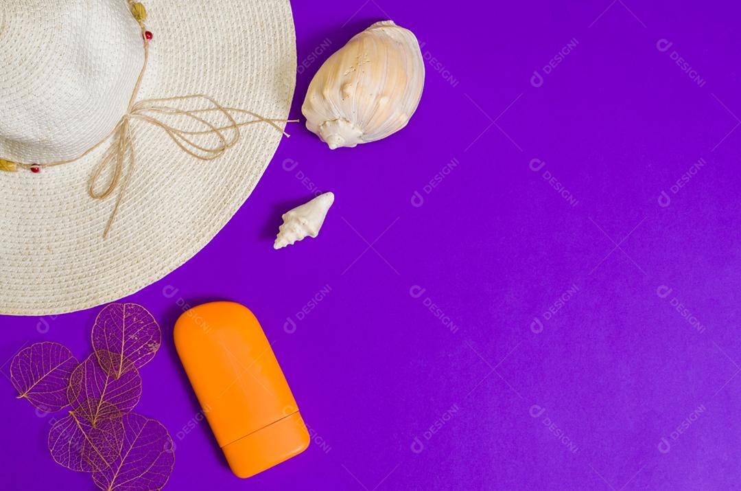 Acessórios de praia em fundo roxo Conceito de férias., knolling, vista superior, itens de férias e viagens