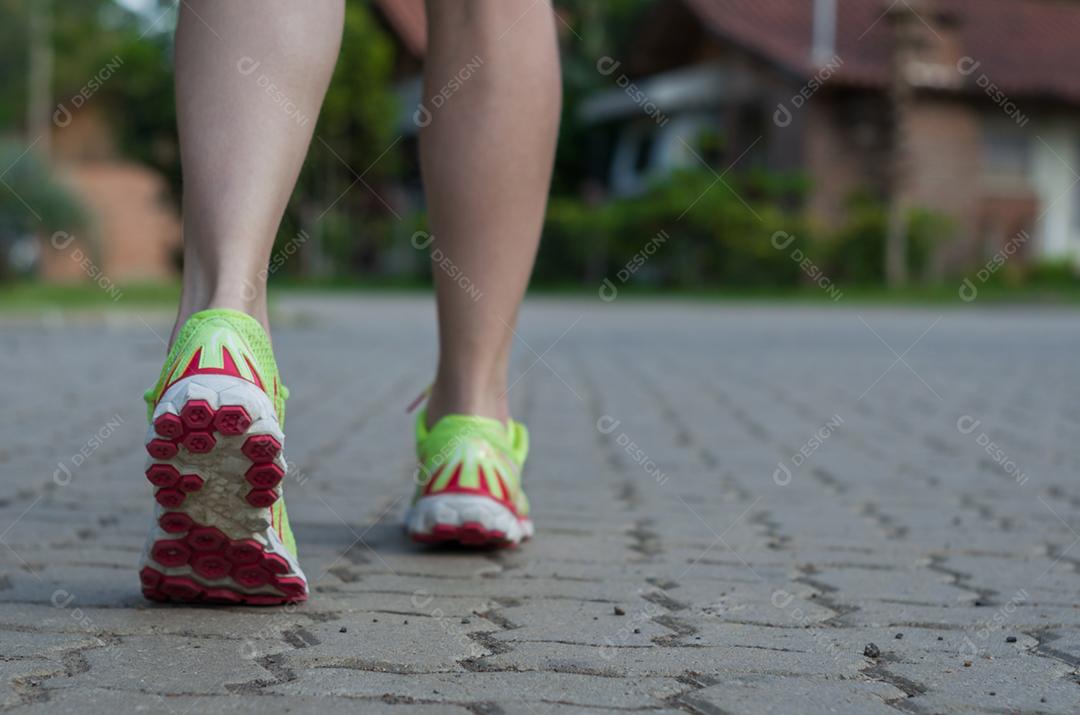 Pés de mulher corredor correndo na estrada closeup no sapato. Treino de corredor de atleta de fitness