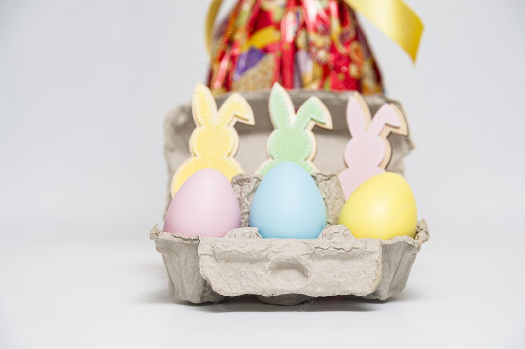 Ovos de páscoa coloridos com coelhinhos de ornamento. Isolado no fundo branco.