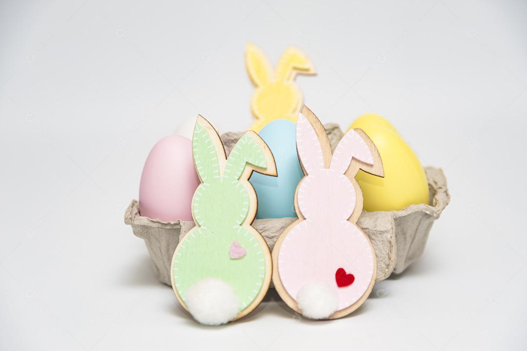 Ovos de páscoa coloridos com coelhinhos de ornamento. Isolado no fundo branco.