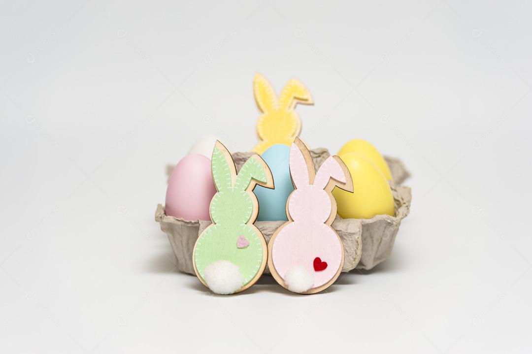 Lindos ovos de páscoa coloridos com coelhinhos de ornamento.