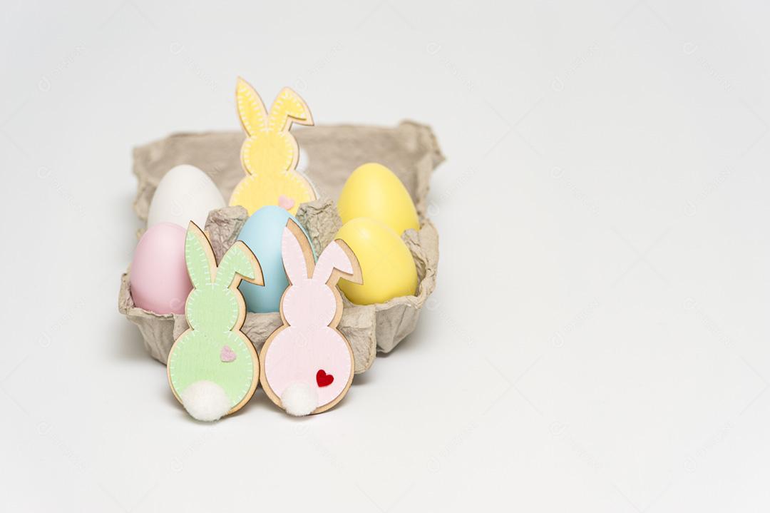 Lindos ovos de páscoa coloridos com coelhinhos de ornamento. Isolado no fundo branco.