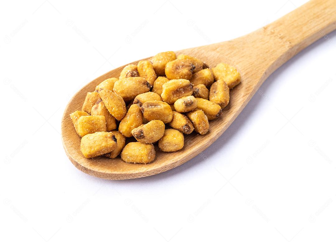 Milho frito em uma colher isolada sobre fundo branco