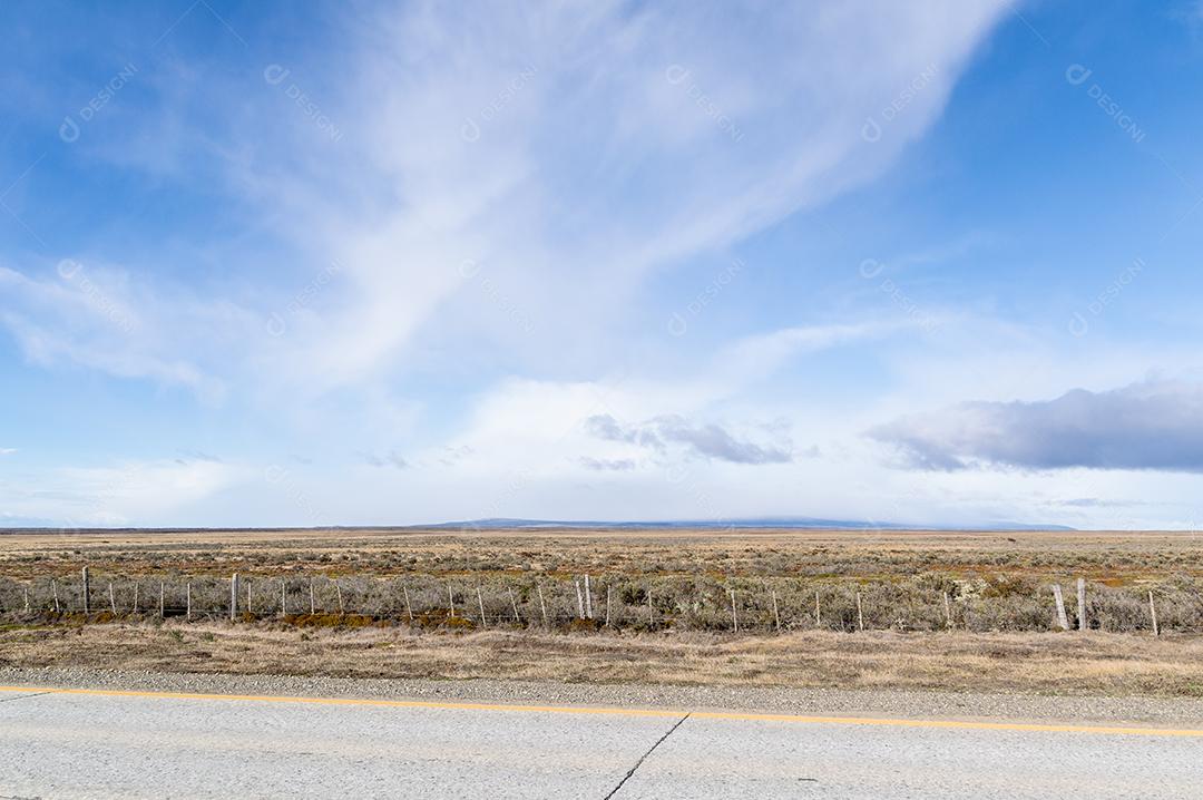 Estrada vazia sob céu azul na Patagônia, Chile
