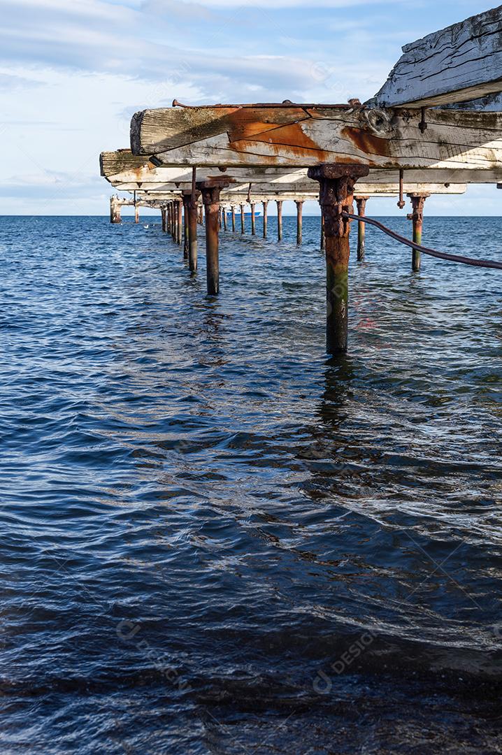 Antigo e enferrujado píer de madeira em Punta Arenas, Chile
