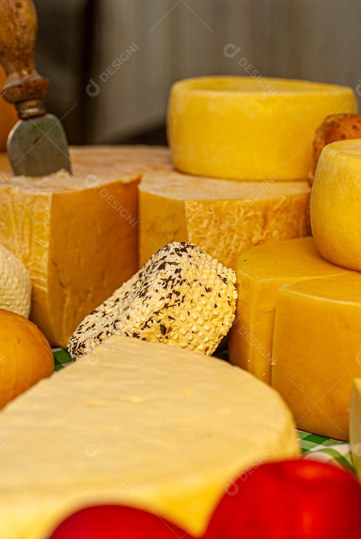Diferentes tipos de queijos exibidos em uma mesa típica italiana