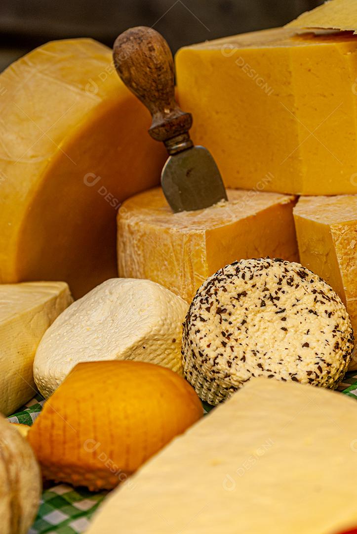 Diferentes tipos de queijos exibidos em uma mesa típica italiana