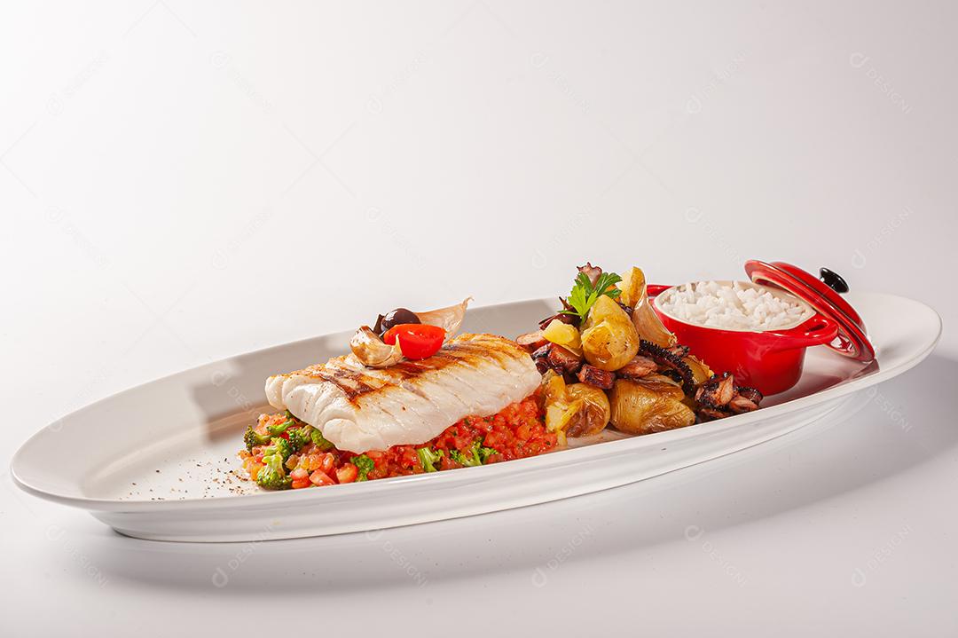 Cherne tranche com polvo grelhado e batatas em tarta de tomate