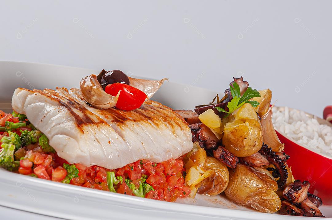 Cherne tranche com polvo grelhado e batatas em tarta de tomate