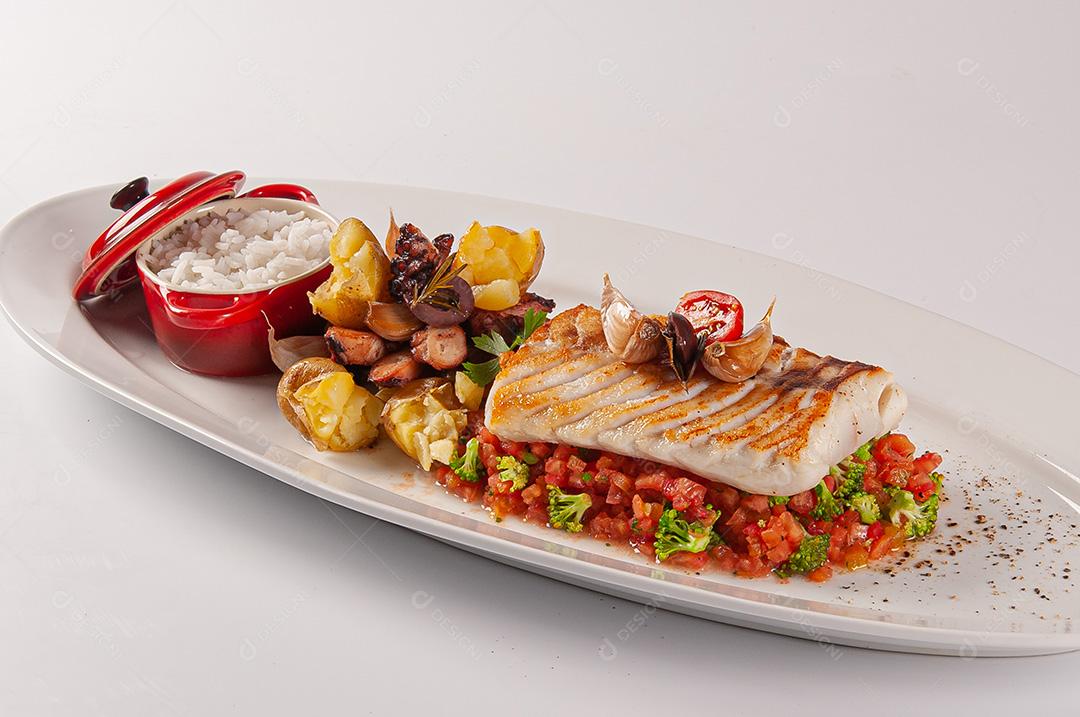 Cherne tranche com polvo grelhado e batatas em tartare de tomate