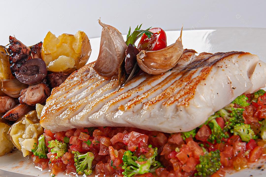 Cherne tranche com polvo grelhado e batatas em tartare de tomate