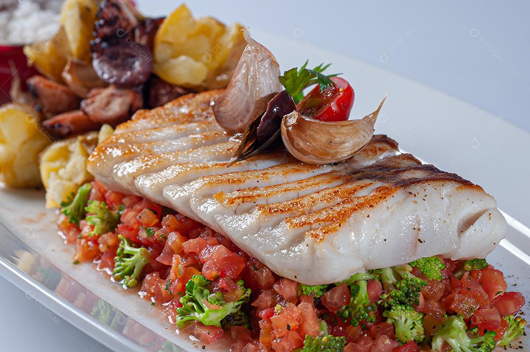 Cherne tranche com polvo grelhado e batatas em tartare de tomate