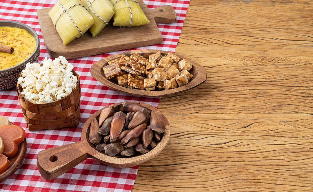 Comida típica do festival brasileiro de junho sobre mesa de madeira. Festa junina