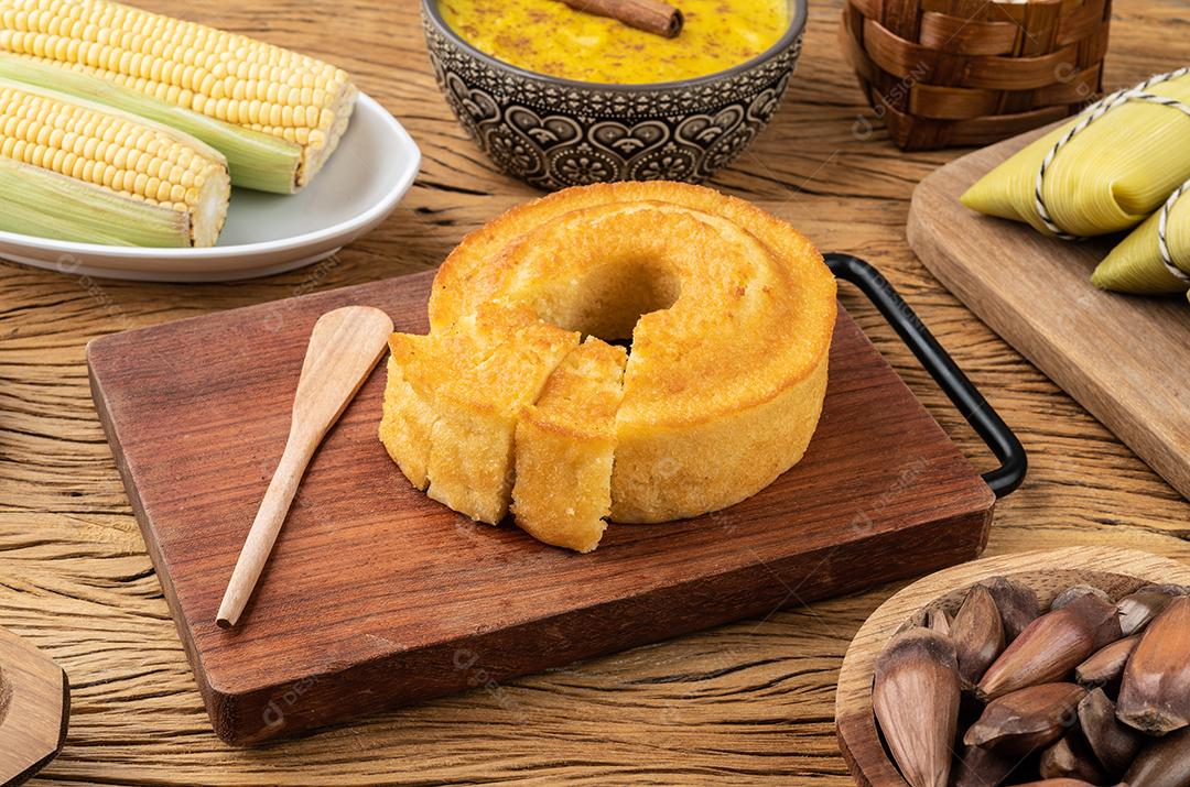 Comida típica do festival brasileiro de junho sobre mesa de madeira. Festa junina