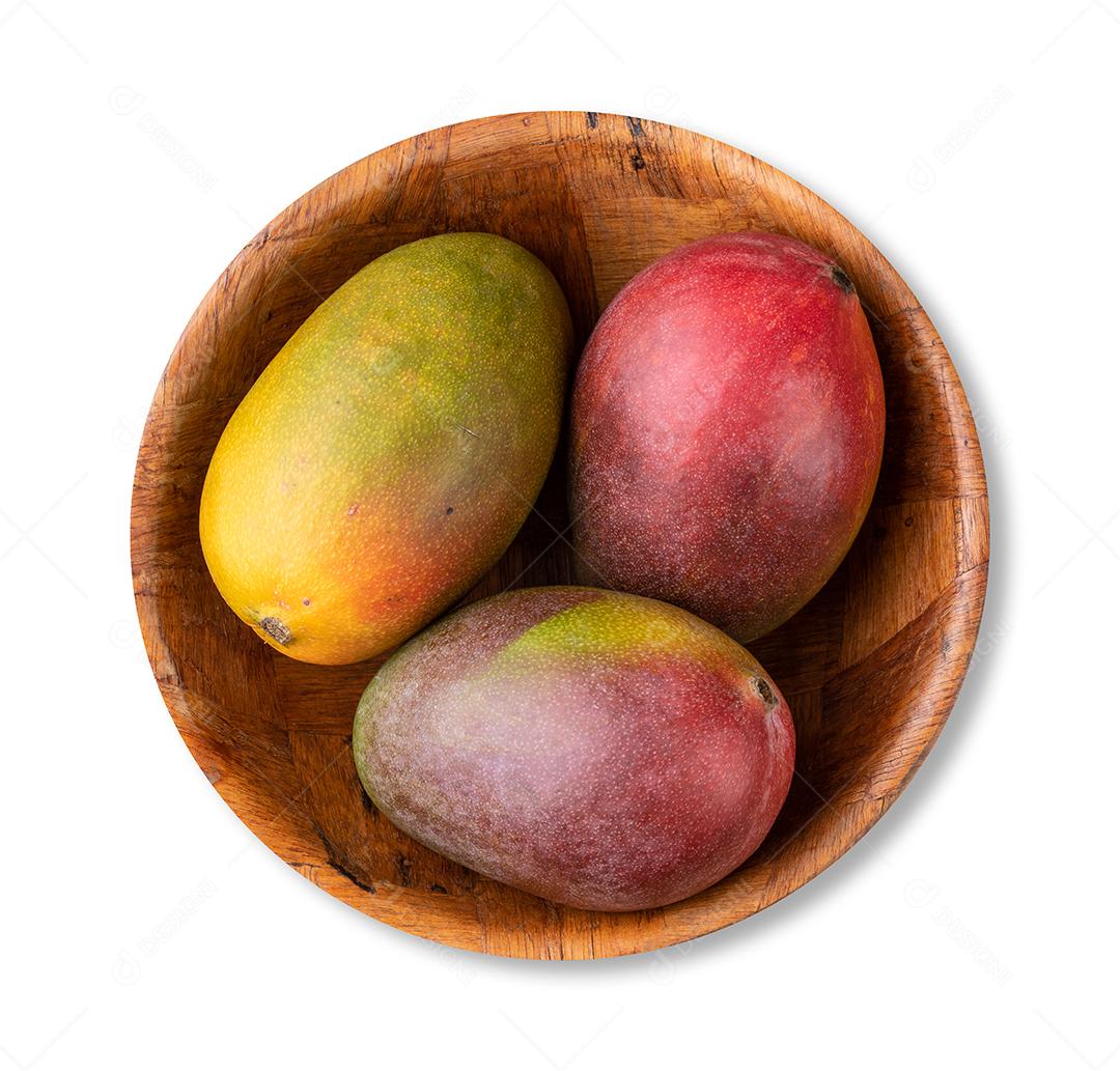 Um grupo de mangas maduras isoladas sobre fundo branco