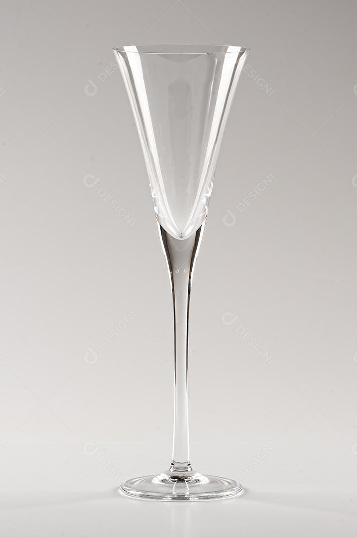 Taça de cristal para espumantes, champanhes e lambruscos, servidos refrigerados.