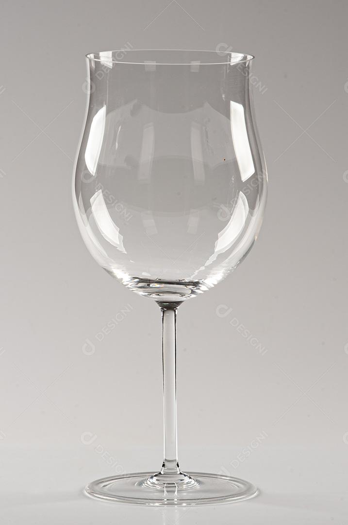 Taça de cristal para vinhos tintos ou rosé em fundo branco.