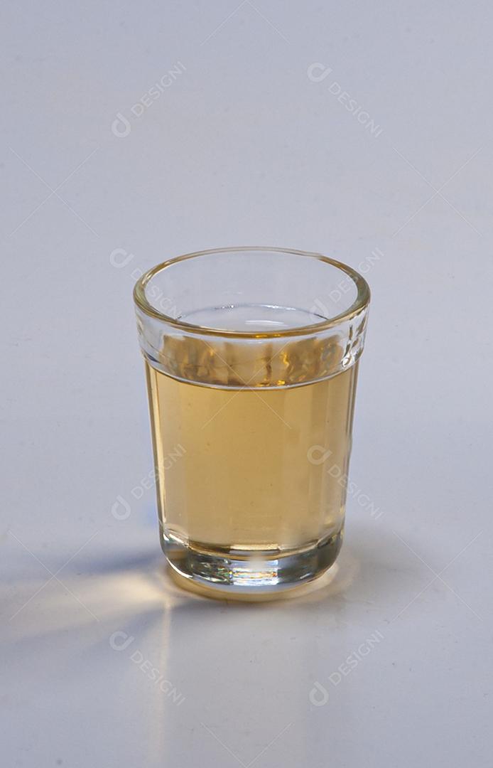 Copos de vidro para servir conhaque de cana-de-açúcar, uma bebida típica brasileira.