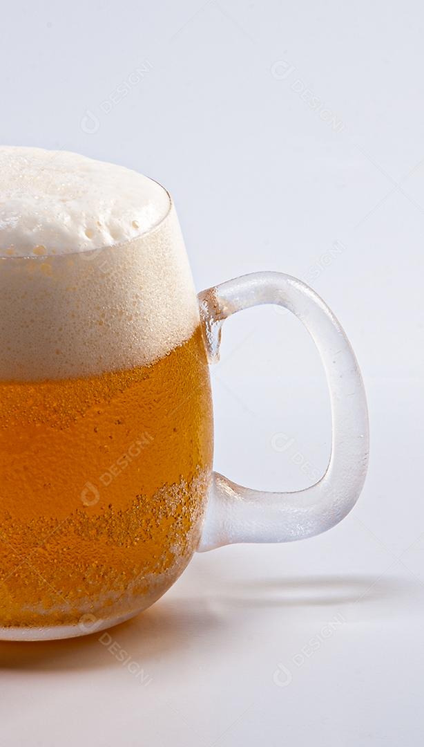 Tulipas e canecas de cristal para servir chopp e cervejas.