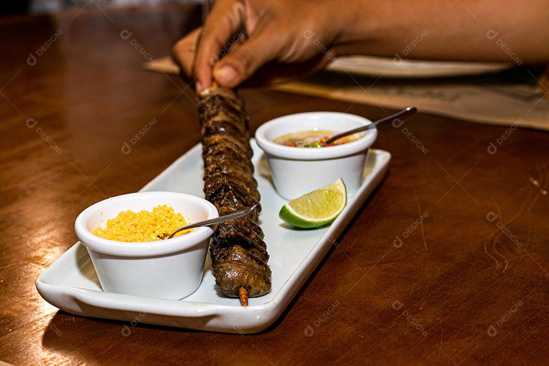 O Yakitori, frango grelhado no espeto.