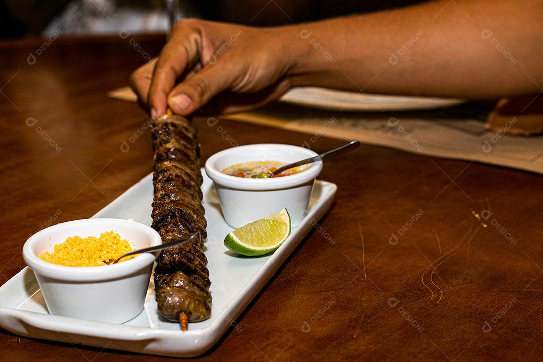 O Yakitori, frango grelhado no espeto.