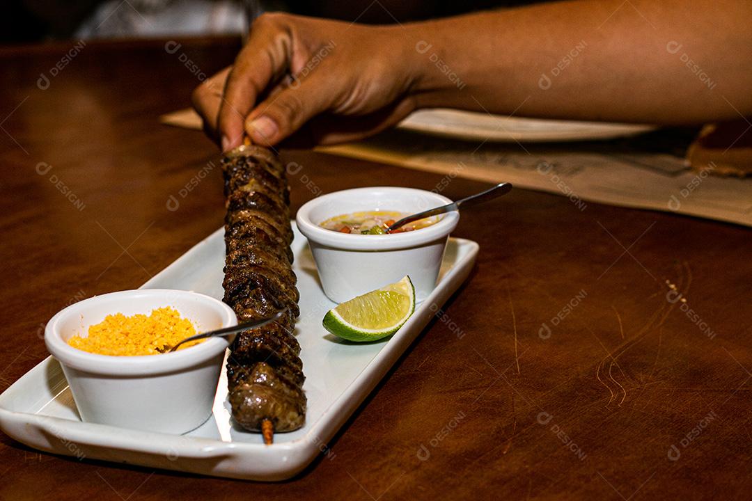 O Yakitori, frango grelhado no espeto.