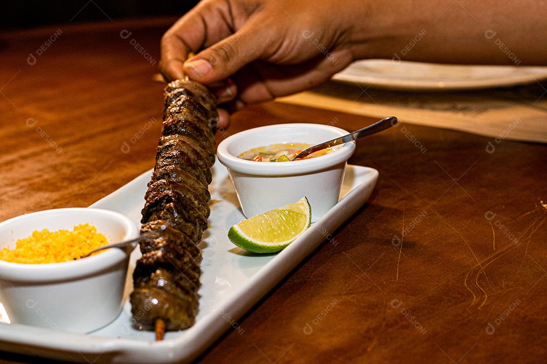 O Yakitori, frango grelhado no espeto.