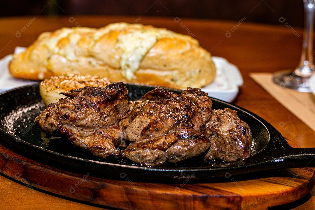Carne suculenta assada grelhada na churrasqueira.