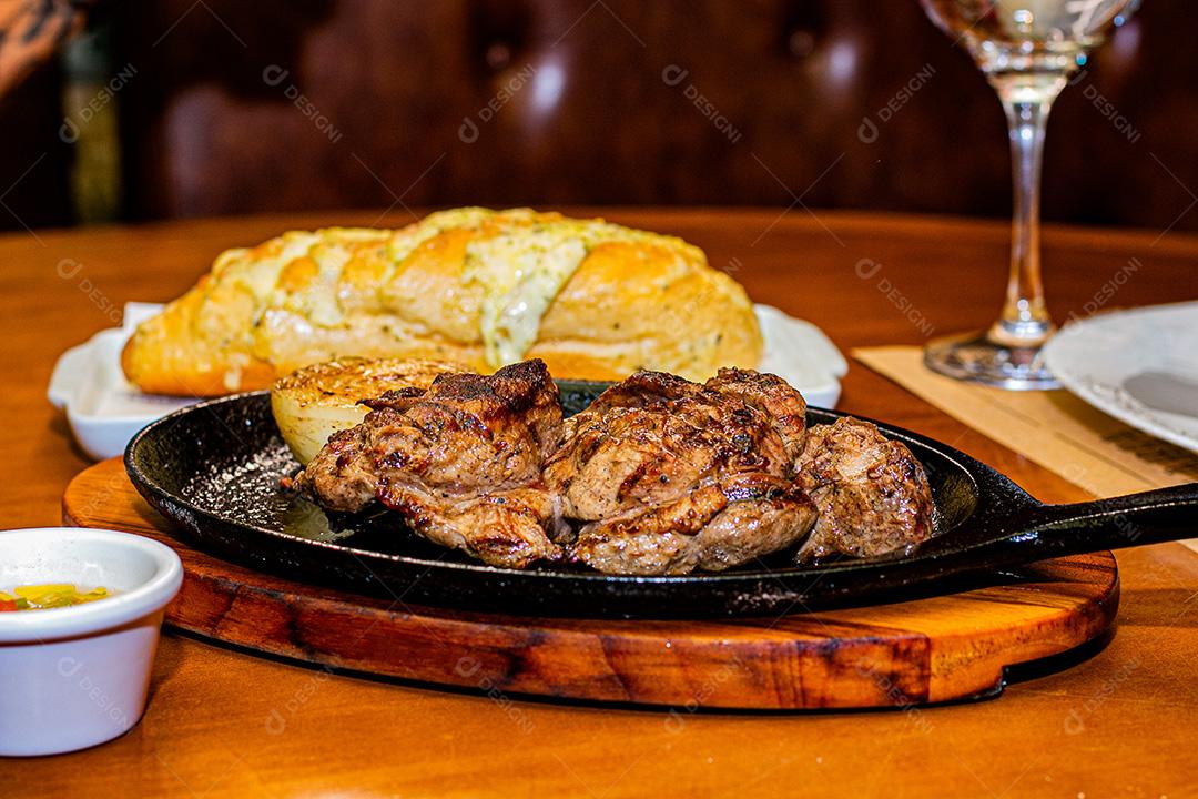 Carne suculenta assada grelhada na churrasqueira.