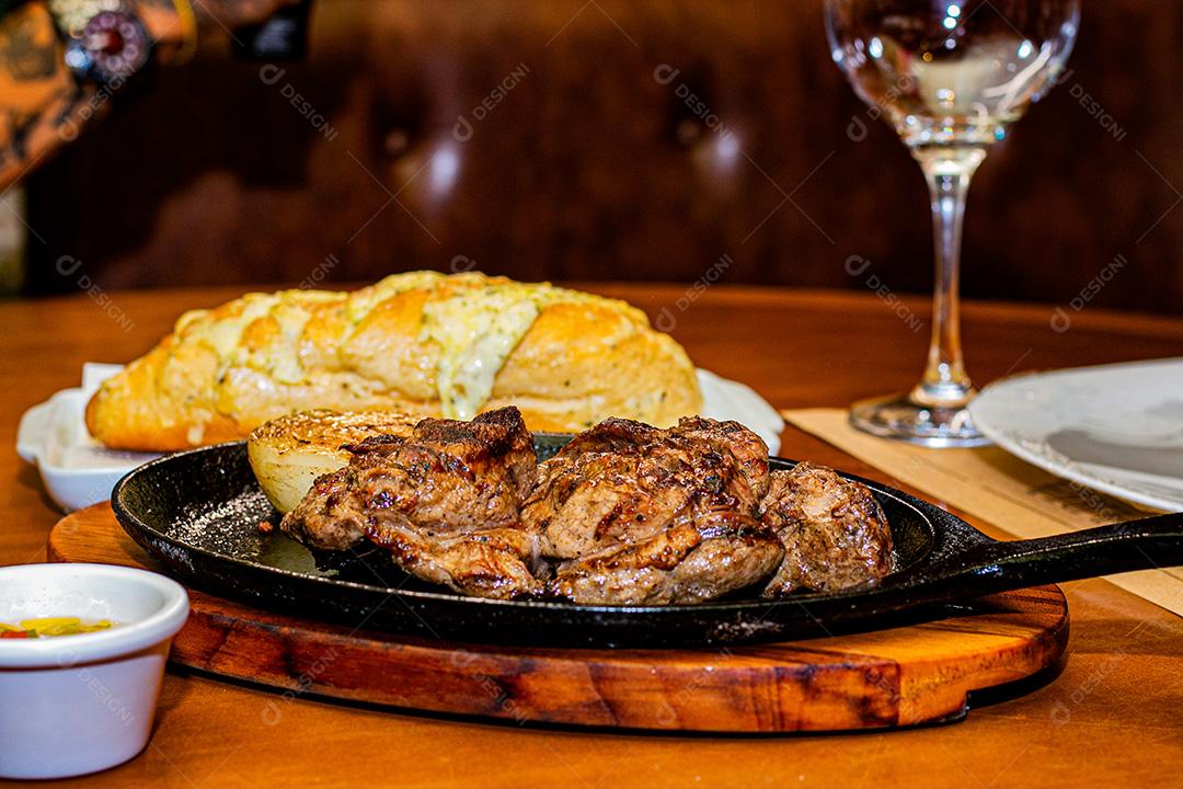 Carne suculenta assada grelhada na churrasqueira.