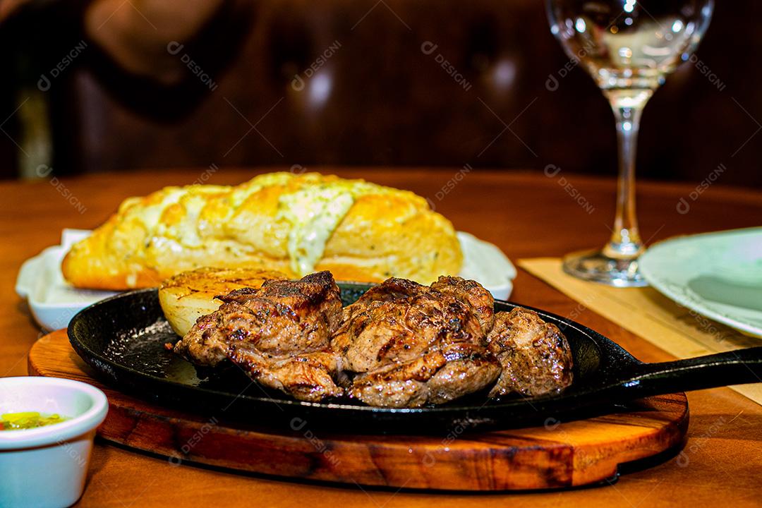 Carne suculenta assada grelhada na churrasqueira.