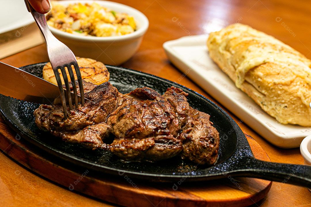 Carne suculenta assada grelhada na churrasqueira.