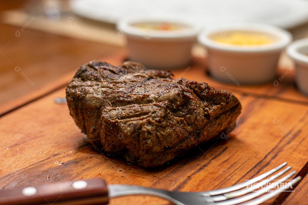 Carne suculenta assada na churrasqueira.