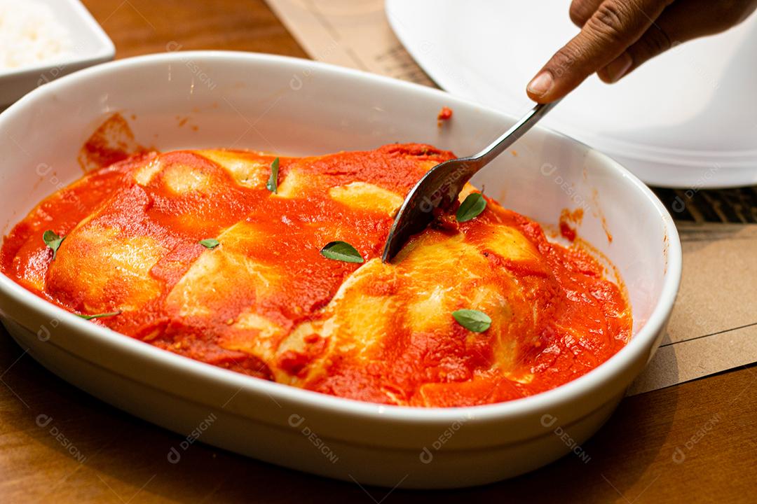 Torta Zapeceni tortellini com queijo, mussarela, macarrão, molho de tomate.