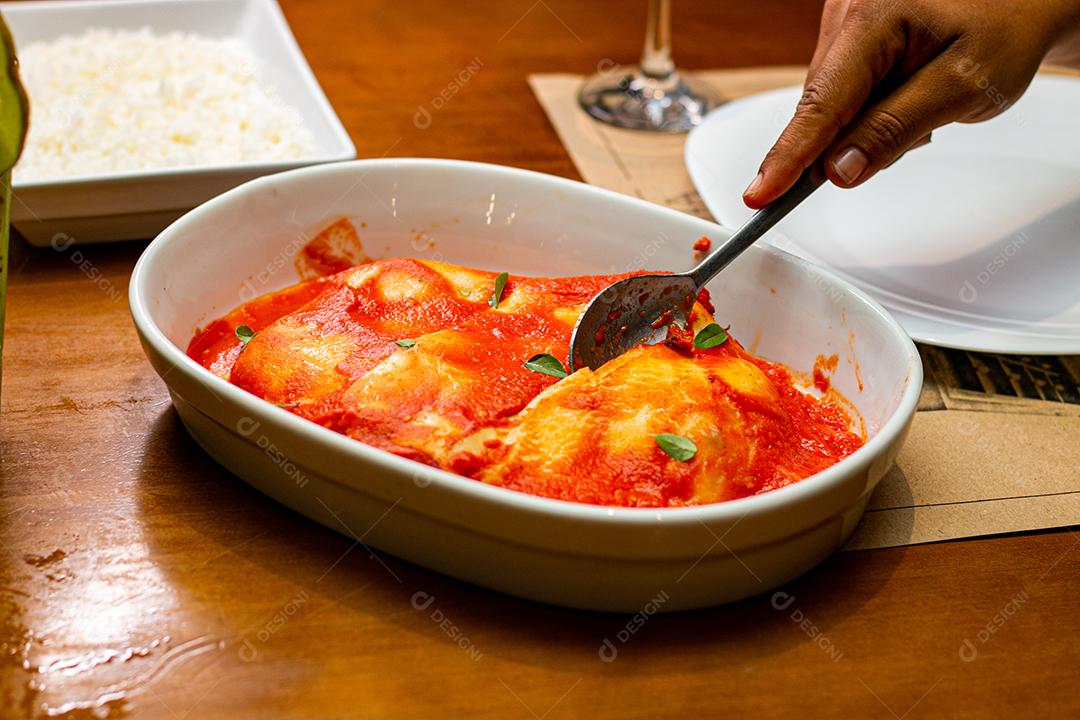 Torta Zapeceni tortellini com queijo, mussarela, macarrão, molho de tomate.