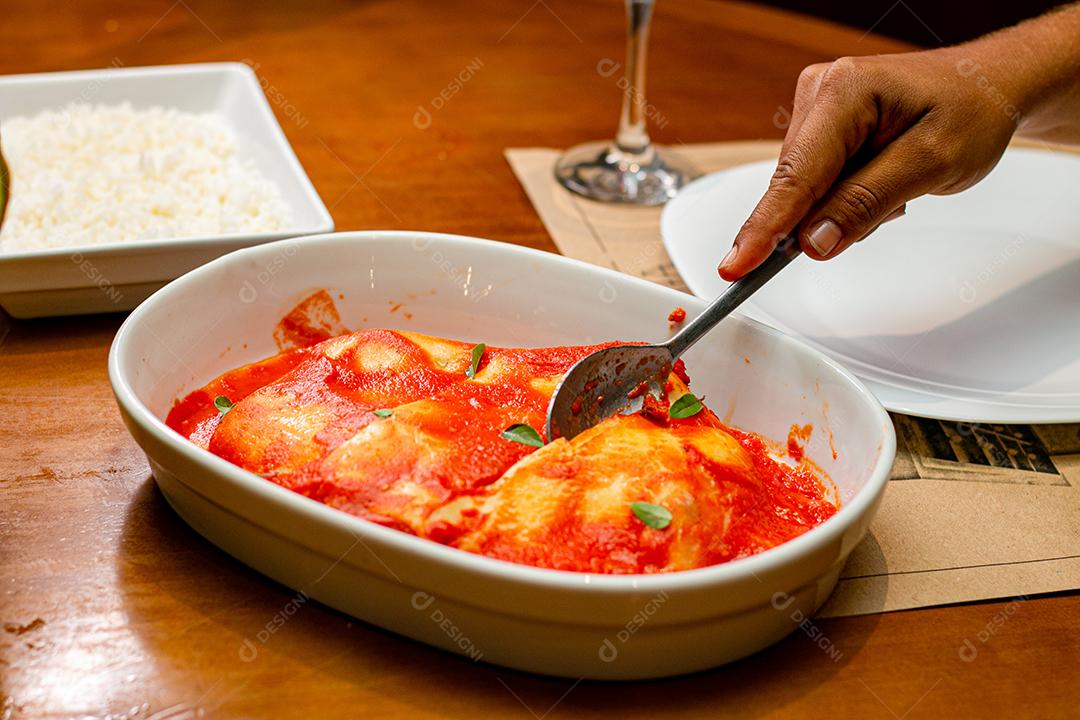 Torta Zapeceni tortellini com queijo, mussarela, macarrão, molho de tomate.
