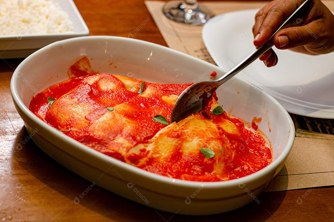 Torta Zapeceni tortellini com queijo, mussarela, macarrão, molho de tomate.