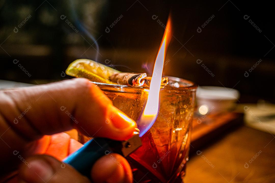 bebida-Coquetel. Bebida Alcoólica com gelo e limão.