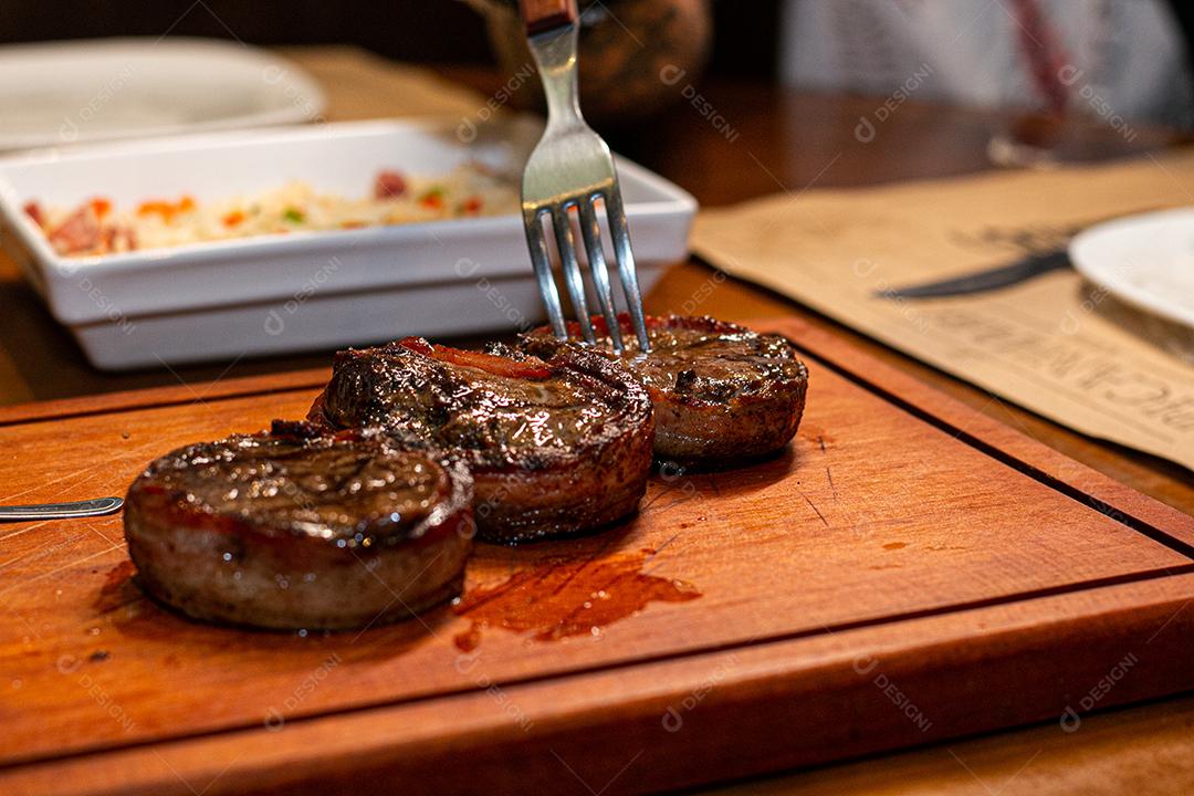 Filé Mignon grelhado na churrasqueira. Churrasco.