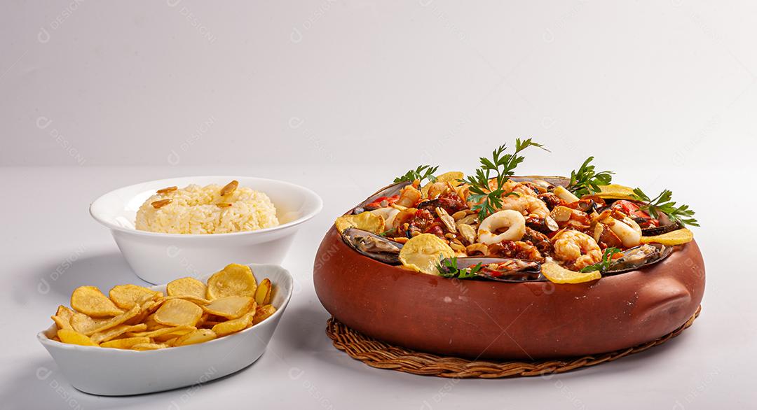Cazuela de frutos do mar, comida típica espanhola servida em pote de barro.