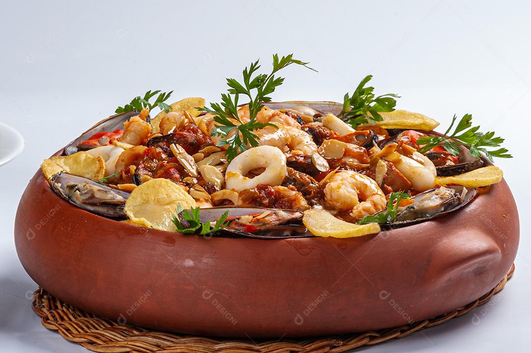 Cazuela de frutos do mar, comida típica espanhola servida em pote de barro.