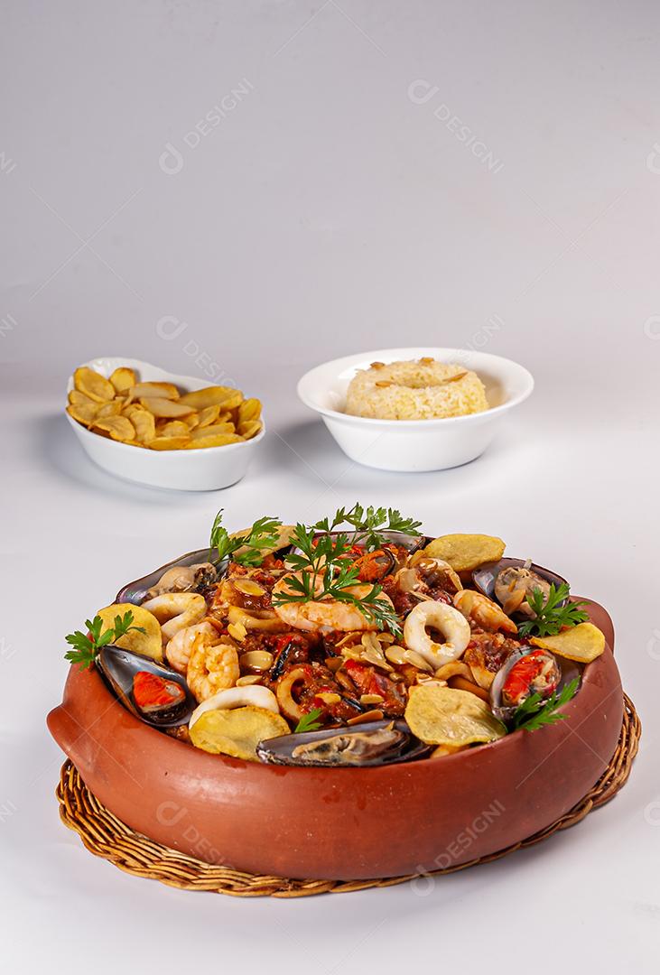 Cazuela de frutos do mar, comida típica espanhola servida em pote de barro.