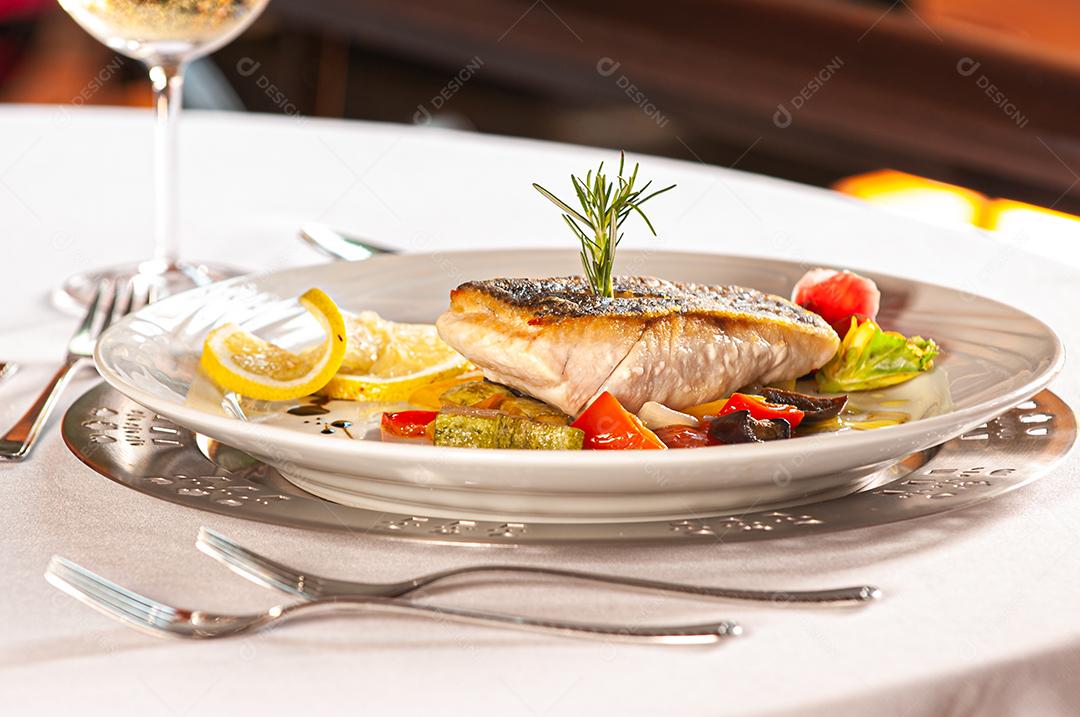 bacalhau com temperos e limão. Restaurante.